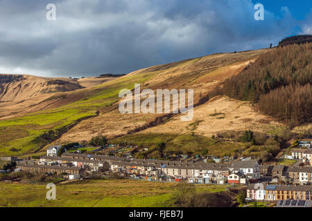 Der kleine alte Kohle Bergbau Dorf von Cwmparc, eingebettet in den Hügeln rund um die Rhondda Valley, South Wales. Stockfoto