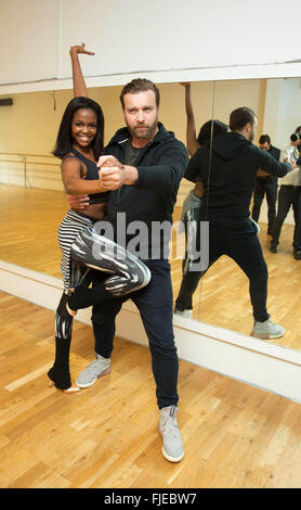 Berlin, Deutschland. 2. März 2016. Host Niels Ruf und professionelle Tänzerin Oti Mabuse trainieren für die 9. Saison "Let ´s Dance" in Berlin, Deutschland, 2. März 2016. 14 Sterne tanzen gegeneinander ab 11. März 2016. Foto: Jörg CARSTENSEN/Dpa/Alamy Live News Stockfoto