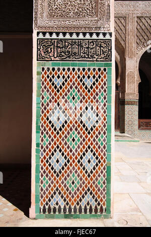 Zellige Mosaikfliesen im Hof der Bou Inania Medersa, Fez, Marokko. Stockfoto