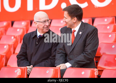 Gesundheitsminister Jeremy Hunt mit Sir Bobby Charlton fotografiert an Altes Trafford Manchester Stockfoto