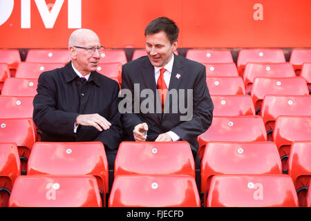 Gesundheitsminister Jeremy Hunt mit Sir Bobby Charlton fotografiert an Altes Trafford Manchester Stockfoto