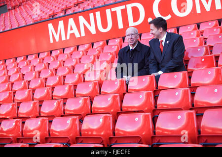 Gesundheitsminister Jeremy Hunt mit Sir Bobby Charlton fotografiert an Altes Trafford Manchester Stockfoto