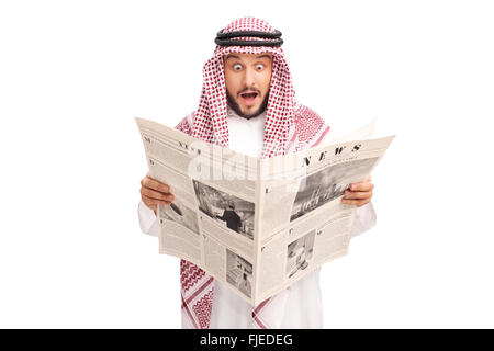 Junge arabische Zeitung lesen und machen einen ratlos Ausdruck isoliert auf weißem Hintergrund überrascht Stockfoto