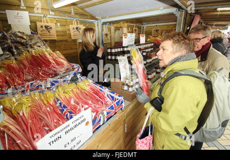 Erzwungene Yorkshire Rhabarber ergibt sich für den Verkauf auf einem Marktstand auf dem Rhabarber und Food Festival in Wakefield, West Yorkshire UK Stockfoto