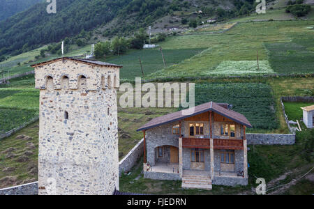 swanischen Turm in der Stadt Mestia, Samegrelo-Zemo Svaneti Region in Georgien Stockfoto