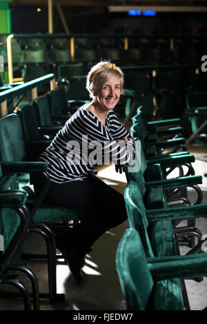 Schauspielerin Julie Hesmondhalgh an der Royal Exchange Theatre-Manchester. Stockfoto