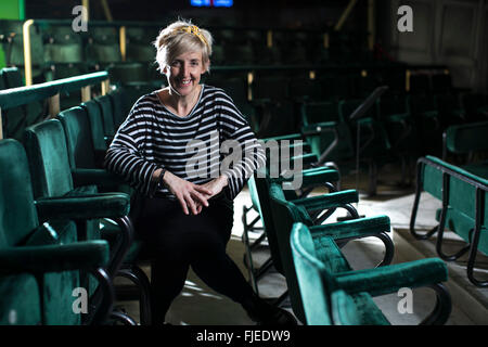 Schauspielerin Julie Hesmondhalgh an der Royal Exchange Theatre-Manchester. Stockfoto