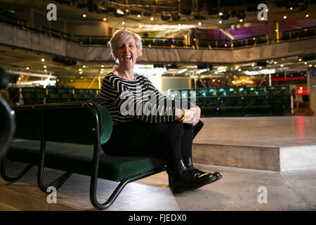 Schauspielerin Julie Hesmondhalgh an der Royal Exchange Theatre-Manchester. Stockfoto