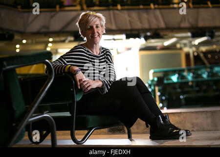 Schauspielerin Julie Hesmondhalgh an der Royal Exchange Theatre-Manchester. Stockfoto