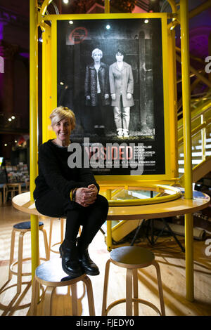 Schauspielerin Julie Hesmondhalgh an der Royal Exchange Theatre-Manchester. Stockfoto