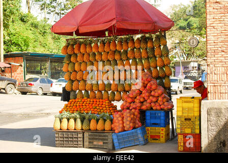 Straßenhändler verkaufen Obst in Caracas-Venezuela Stockfoto