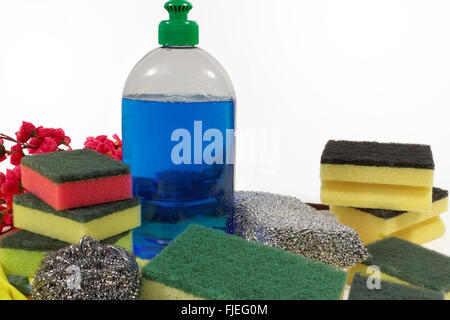 Ungenutzte Schwämme und Waschmittel zum Geschirrspülen Stockfoto