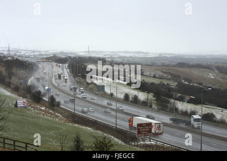 Huddersfield, West Yorkshire, Großbritannien. 2. März 2016. Schneeverhältnissen auf der M62 führten zu Verkehr und Verzögerungen vor allem über die Pennines auf 2. März 2016 abgebildet. Schneefall und icey Bedingungen in West Yorkshire führten zu Verzögerungen und Störungen an den öffentlichen Nahverkehr. Harry Whitehead / Alamy Live News Stockfoto