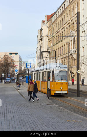 BUDAPEST, Ungarn - 02. Februar: Fußgänger zu Fuß auf dem Bürgersteig neben Straßenbahn Linie Nummer zwei in der Nähe von ungarischen Parlamentsgebäude Stockfoto