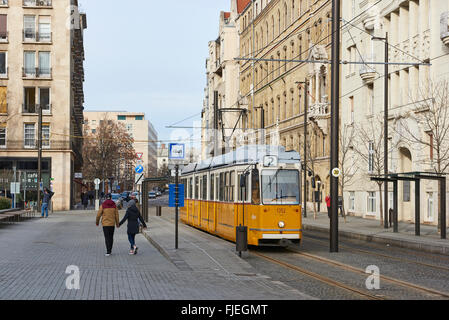 BUDAPEST, Ungarn - 02. Februar: Fußgänger zu Fuß auf dem Bürgersteig neben Straßenbahn Linie Nummer zwei in der Nähe von ungarischen Parlamentsgebäude Stockfoto