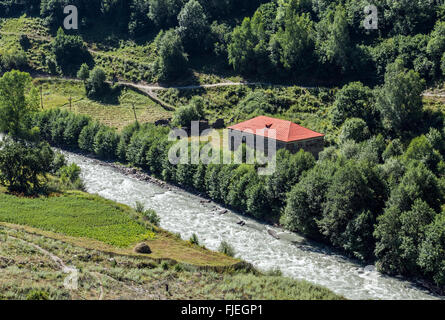 Patara Enguri-Fluss neben Straße von Mestia Dörfer Gemeinschaft genannt Ushguli, obere Svanetia, Georgien Stockfoto