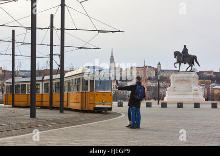 BUDAPEST, Ungarn - 02. Februar: Junges Paar unter Selfie neben Tramlinie in der Nähe von zwei ungarischen Parlamentsgebäude, Witz Stockfoto