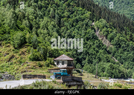 Haus im kleinen Dorf direkt an der Straße von der Stadt Mestia Ushguli-Dörfer-Gemeinschaft im oberen Svanetia, Georgien Stockfoto