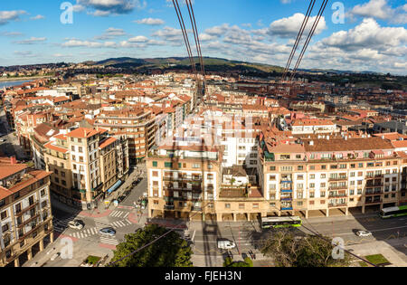 Blick von Vizcaya Brücke mit Blick auf Las Arenas, Bilbao, Spanien. Stockfoto