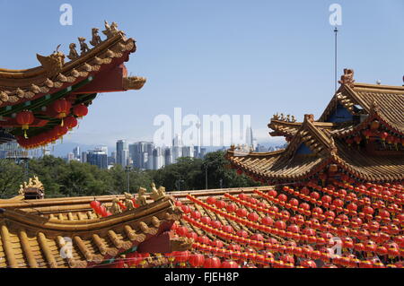 Skyline von Kuala Lumpur mit KL Tower und Petronas Twin Towers, Blick vom Thean Hou Tempel Stockfoto