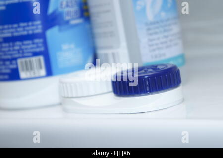 Kontaktlinsen bei Flaschen der Reinigungslösung im Hintergrund Stockfoto