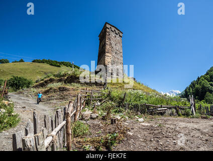 Svan-Turms in Lalkhori Dorf nahe der Straße von Mestia Stadt nach Ushguli-Dörfer-Gemeinschaft im oberen Svanetia Region, Georgien Stockfoto