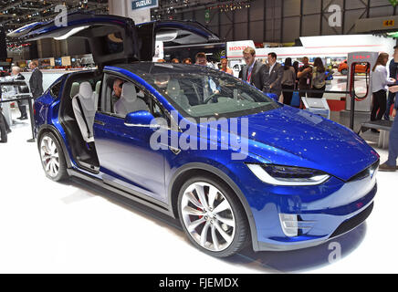 Genf, Schweiz. 2. März 2016. Die Tesla X ist während der zweiten Pressetag in Genf, Schweiz, 2. März 2016 auf der Genfer Motor Show vorgestellt. Die Show wird für die Öffentlichkeit vom 03. bis 13. März 2016 offen. Foto: ULI DECK/Dpa/Alamy Live-Nachrichten Stockfoto