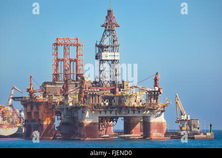 Teneriffa, Spanien - Januar 10: Petrobras Ölplattform angedockt, warten am 10. Januar 2016 in Spanien Teneriffa Hafen repariert werden Stockfoto