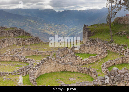 Ein Teil der Ruinen der alten Zitadelle von Kuelap im Norden Perus mit den Bergen der Anden im Hintergrund Stockfoto