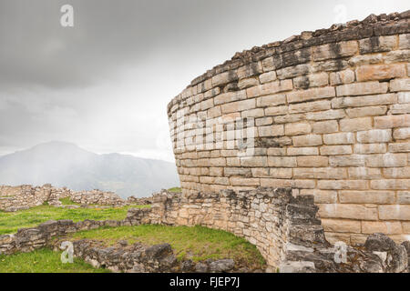 El Tintero (das Tintenfass), Teil der Ruinen der antiken Zitadelle von Kuelap im Norden Perus. Stockfoto