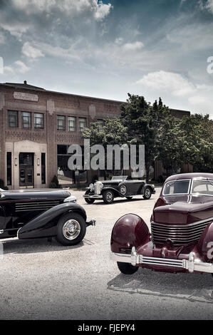 Auburn Speedster(L) Duesenberg J (C) Cord (R) außerhalb Auburn, Cord, Duesenberg Museum. Auburn Indiana USA Stockfoto