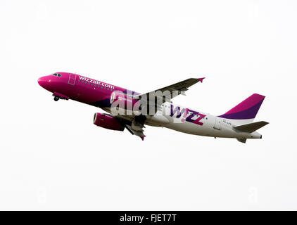 Wizz Air Airbus A320, der vom Flughafen Birmingham, Großbritannien, abfliegt Stockfoto