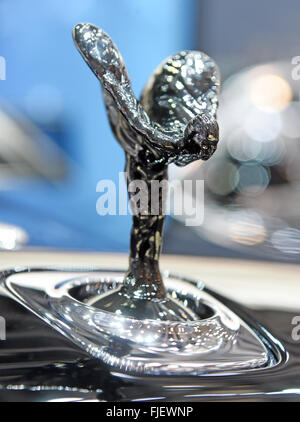 Genf, Schweiz. 2. März 2016. Die Rolls-Royce Kühlerfigur "Spirit of Ecstasy" auf dem Genfer Autosalon am zweiten Tag der Presse in Genf, Schweiz, 2. März 2016. Die Show wird für die Öffentlichkeit vom 03. bis 13. März 2016 offen. Foto: ULI DECK/Dpa/Alamy Live-Nachrichten Stockfoto