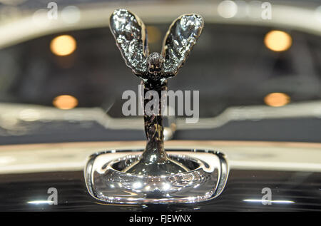 Genf, Schweiz. 2. März 2016. Die Rolls-Royce Kühlerfigur "Spirit of Ecstasy" auf dem Genfer Autosalon am zweiten Tag der Presse in Genf, Schweiz, 2. März 2016. Die Show wird für die Öffentlichkeit vom 03. bis 13. März 2016 offen. Foto: ULI DECK/Dpa/Alamy Live-Nachrichten Stockfoto