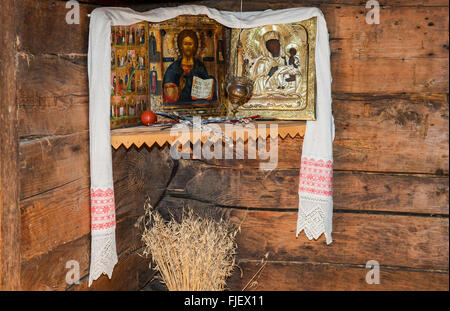 Innenraum des alten ländlichen Holzhaus im Museum der Holzarchitektur Vitoslavlitsy Stockfoto