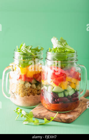 Vegan Quinoa Gemüse Bohnensalat in Einweckgläser Stockfoto