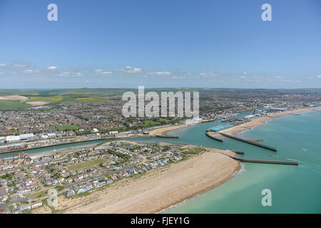 Eine Luftaufnahme von der West Sussex Küste Stadt von Shoreham-by-Sea auf einer sonnigen dau Stockfoto