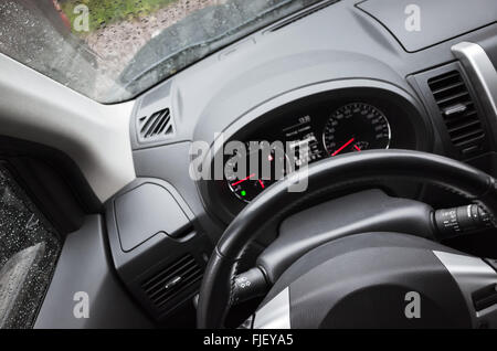 Moderne Auto Innenraum Fragment mit Lenkrad und Systemsteuerung, Treiber Aussichtspunkt Stockfoto