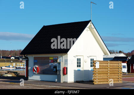 Nogersund, Schweden - 27. Februar 2016: Die kleine Toilette Gebäude neben dem Areal im Hafen. Hier befindet sich auch ein Pay-statio Stockfoto