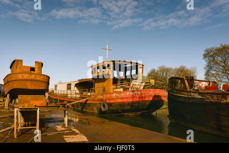 Verlassener Eisen rosten Boote auf dem Fluss Rumpf wiederhergestellt wird, an einem hellen Wintertag in Beverley, Yorkshire, Großbritannien. Stockfoto