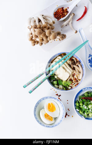 Asiatische Suppe Ramen mit Feta-Käse Stockfoto