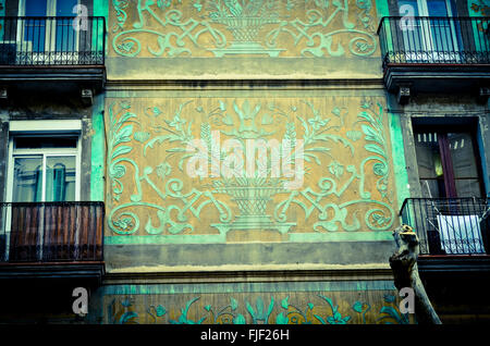 Sgraffito auf der Fassade eines Gebäudes... Eixample Viertel, Barcelona, Katalonien, Spanien. Stockfoto