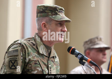Kabul, Afghanistan. 2. März 2016. US Army General John W. Nicholson, Jr., neuer Kommandeur der NATO-geführten entschlossene Unterstützung (RS) in Afghanistan und USA zwingt, bei einem Wechsel der Befehl Zeremonie im RS-Hauptquartier in Kabul, Hauptstadt von Afghanistan, 2. März 2016 spricht. US Army General John W. Nicholson Jr. übernahm das Kommando der NATO-geführten entschlossene Unterstützung (RS) in Afghanistan und USA von seinem Landsmann, General John F. Campbell am Mittwoch zwingt. Bildnachweis: Rahmat Gul/Pool/Xinhua/Alamy Live News Stockfoto