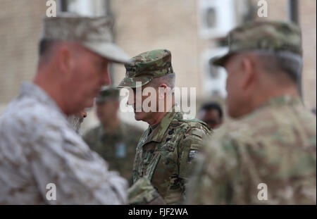Kabul, Afghanistan. 2. März 2016. US Army General John W. Nicholson, Jr., neuer Kommandeur der NATO-geführten entschlossene Unterstützung (RS) in Afghanistan und USA zwingt, eine Änderung der Befehl Zeremonie im RS-Hauptquartier in Kabul, Hauptstadt von Afghanistan, 2. März 2016 besucht. US Army General John W. Nicholson Jr. übernahm das Kommando der NATO-geführten entschlossene Unterstützung (RS) in Afghanistan und USA von seinem Landsmann, General John F. Campbell am Mittwoch zwingt. Bildnachweis: Rahmat Gul/Pool/Xinhua/Alamy Live News Stockfoto