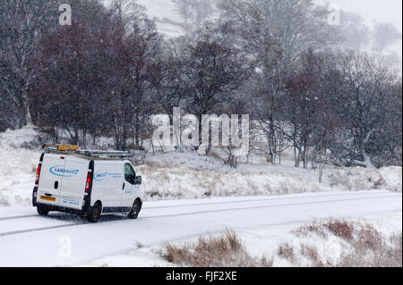 Obere Kapelle, Powys, Wales, UK. 2. März 2016. UK-Wetter: Ein van verhandelt die kleine Straße in einem Schneesturm zwischen oberen Kapelle & Garth, heute Morgen auf das Hochmoor des Bereichs Mynydd Epynt. Ein Schneesturm, Schnee, Hagel und Graupel mit Böen bis zu ca. 50 km/h Wind schlagen hohe Land in Powys, Wales heute Morgen. Bildnachweis: Graham M. Lawrence/Alamy Live-Nachrichten. Stockfoto