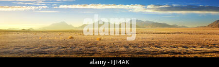 Blick auf Wüste mit Bergen auf Surise, Ägypten Stockfoto