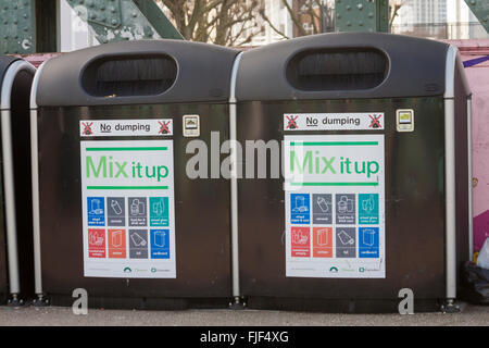 Vermischen Sie im Februar in Camden, London, Großbritannien, die Recycling-Behälter Stockfoto