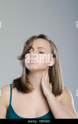 Junge Frau Hand berühren schmerzenden Nacken Stockfoto