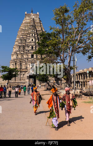 Heilige Männer in der Ruinenstadt Hampi im indischen Bundesstaat Karnataka, ein beliebtes Ziel für Rucksacktouristen und gap-Reisende Stockfoto