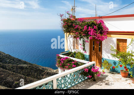 Schönes Haus auf der Klippe in Olympos, Insel Karpathos, Griechenland Stockfoto